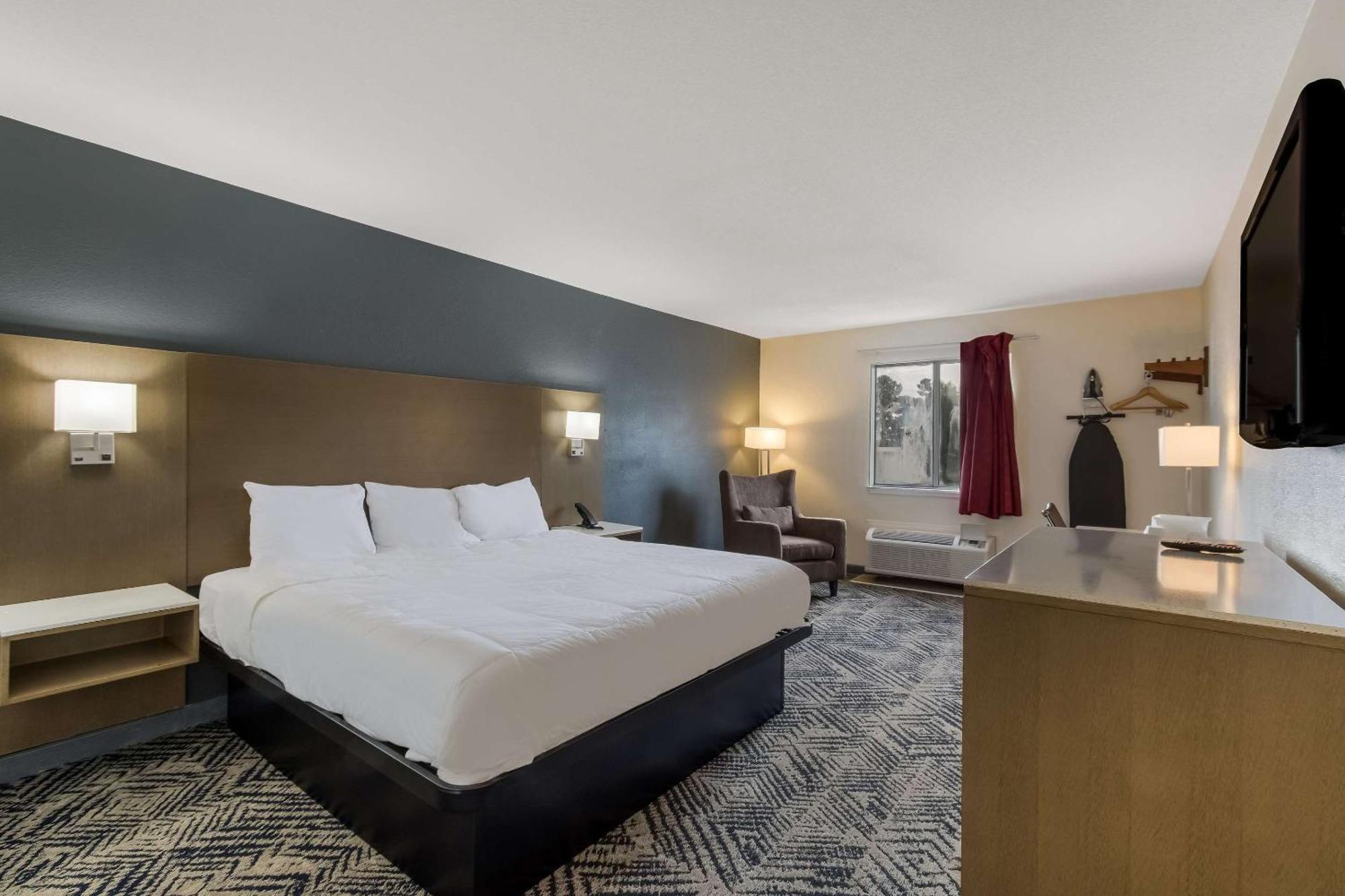 Econo Lodge Cherry Point Havelock Bagian luar foto